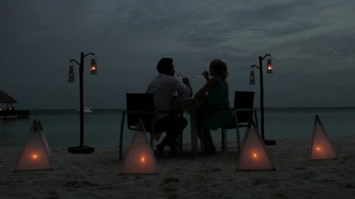 482577084-eclairage-aux-bougies-lune-de-miel-amoureux-lieu-de-villegiature