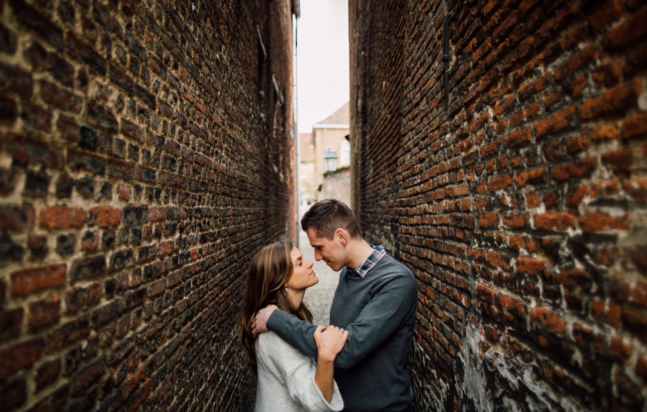 couple-love-alley-walls