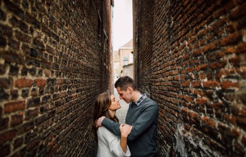 couple-love-alley-walls