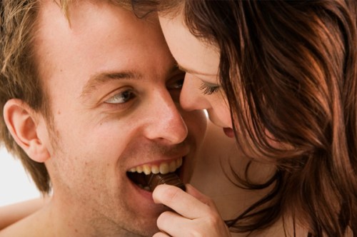 couple-feeding-chocolate